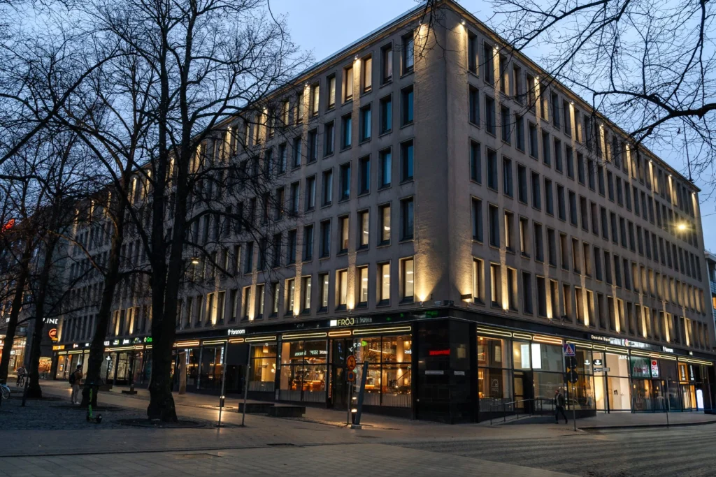 Hovikruunu-huset i kvällsbelysning